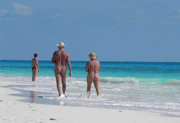 village naturiste du cap d'agde - Des gens nus de dos sur une plage