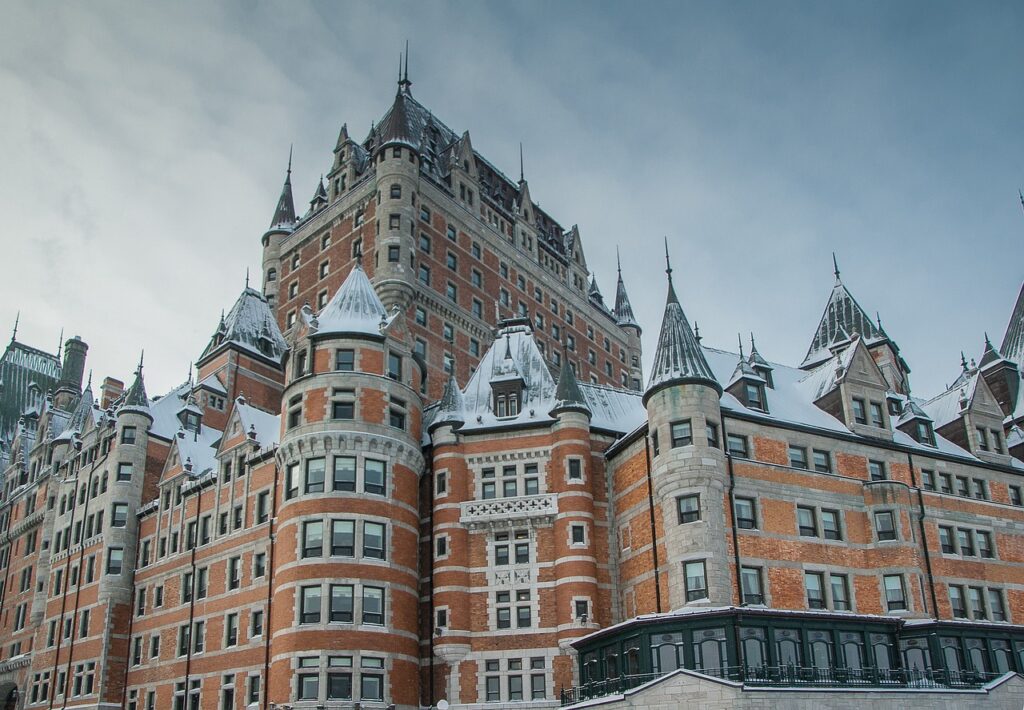 Massage érotique à Québec - Château de Québec avec de la neige sur les toits