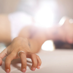 massage erotique quebec - une femme prenant du plaisir en agrippant le lit avec ses doigts